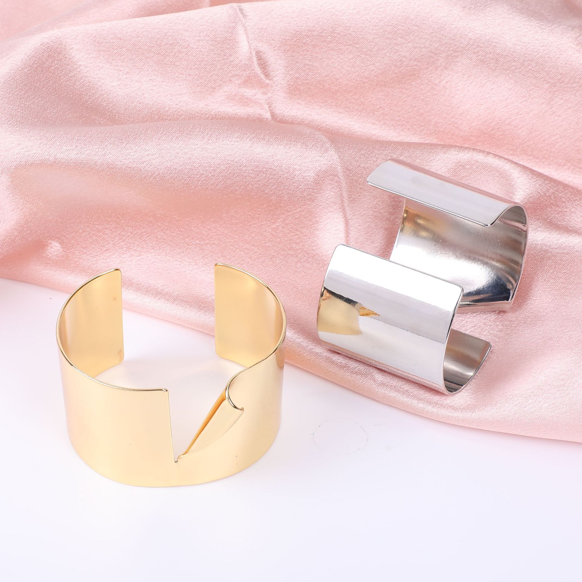 Cross-border geometric trend wristband, high-end and elegant bracelet, copper-plated 18K gold-plated light luxury jewelry manufacturer wholesale details Picture