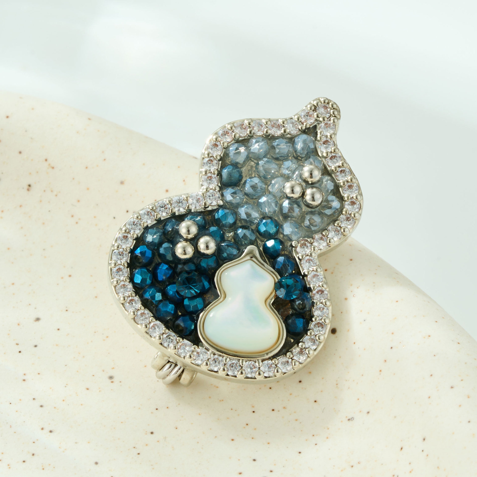 国潮冰蓝渐变水晶葫芦胸针高级感铜合金天然贝母微镶锆石别针胸花