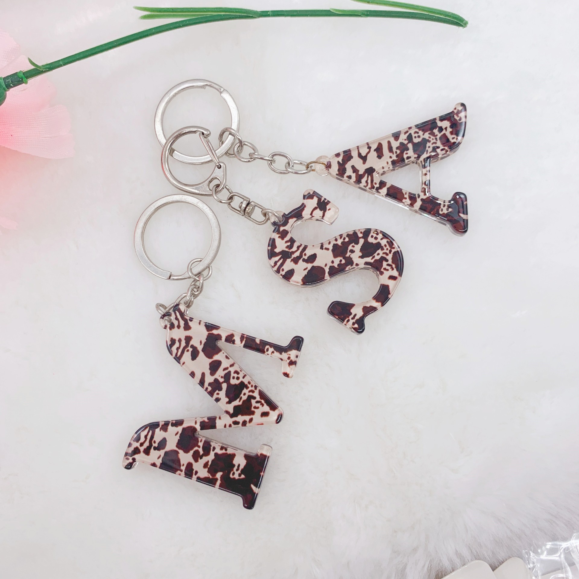 时尚豹纹亚克力字母钥匙扣男女汽车包包挂件26个英文流苏挂饰礼品