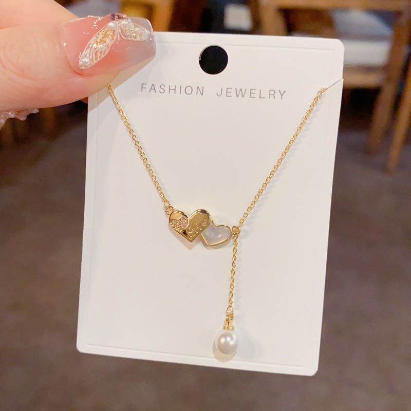 This is a unique, fashionable, sweet and versatile double heart-shaped pearl tassel necklace with a touch of elegance, individuality, and a light luxury design. It's a collarbone chain for women Application Scenario