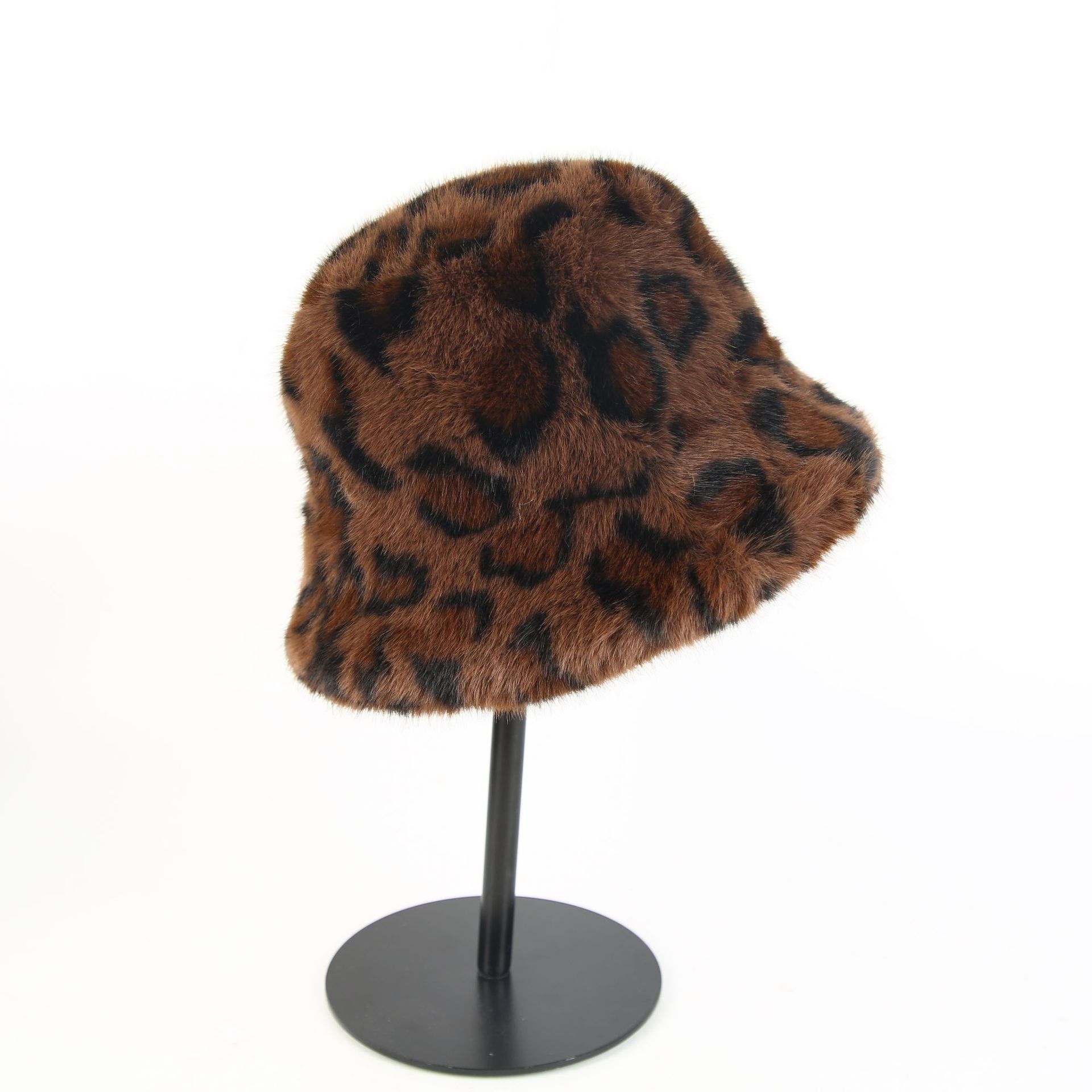 The 2024 autumn/winter Instagram trendy plush leopard print fisherman hat is a versatile and warm ear-protecting basin hat with a retro Instagram style Application Scenario