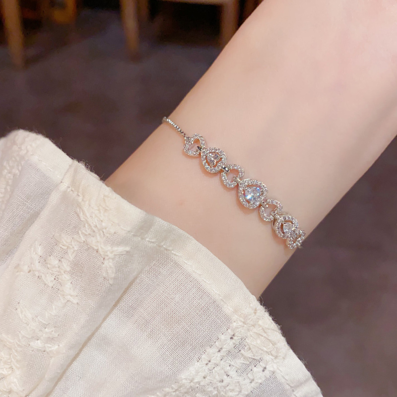 This exquisite and light luxury bracelet is slightly inlaid with zirconium hearts and features a pull-out design. It is stylish, simple, versatile, and exudes a high-end and dazzling charm Application Scenario