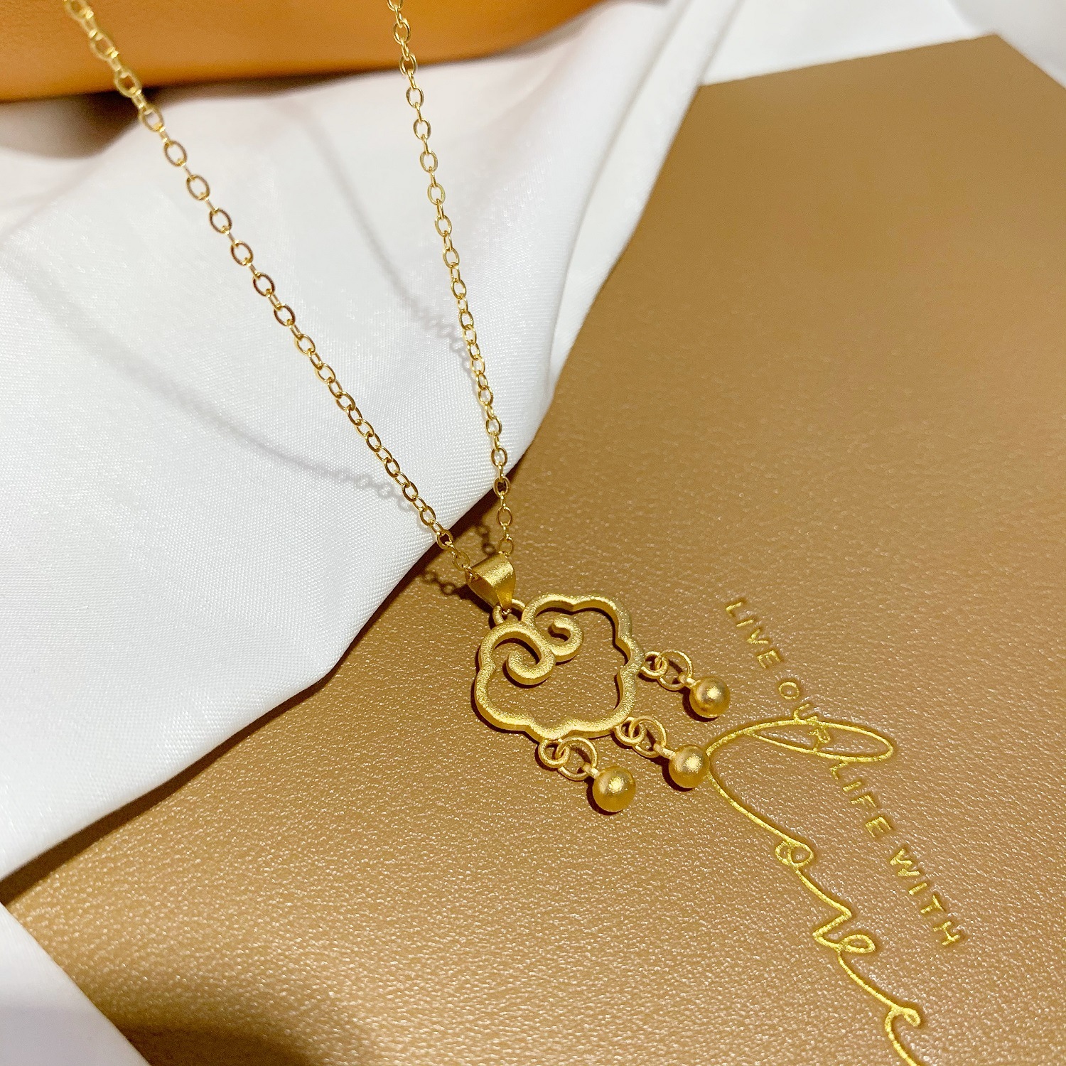 Xiangyun Longevity Lock Pendant, 18k gold imitation necklace, women's sand gold simple bead collarbone necklace that does not fade for a long time Specification drawing