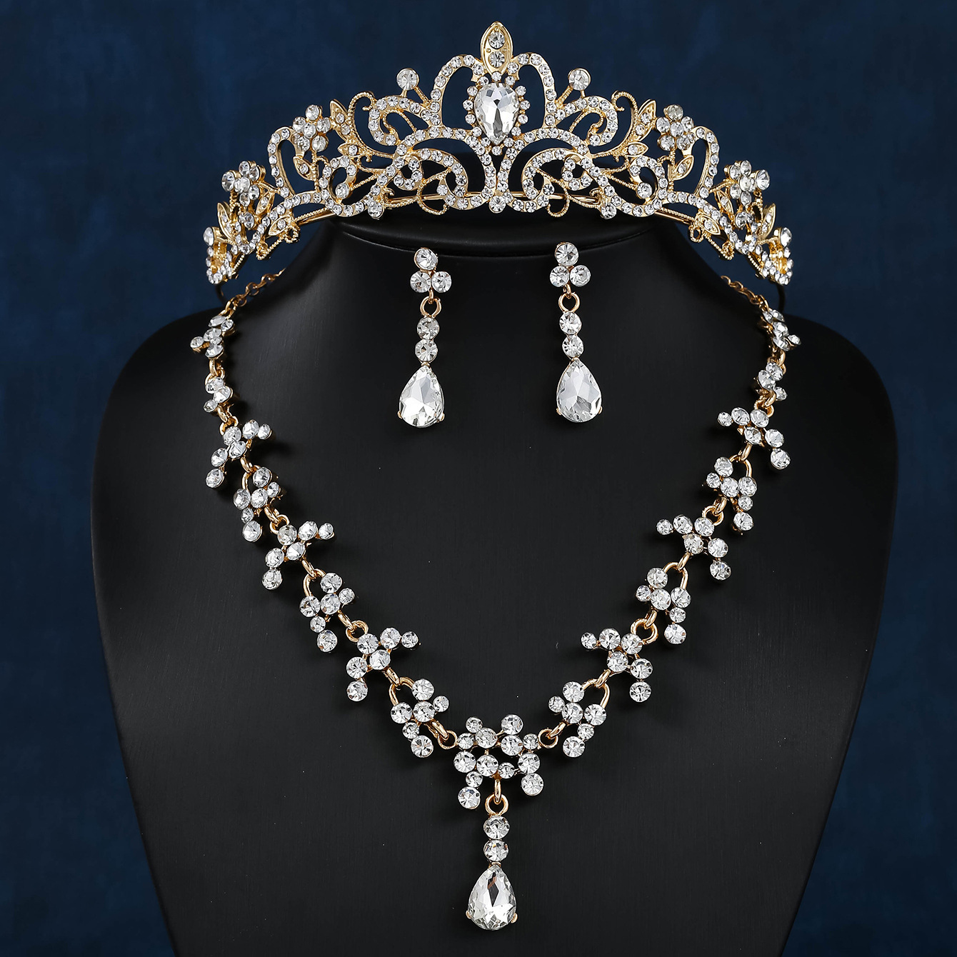 Fashionable golden bride accessories, high-end, elegant and luxurious wedding accessories, three-piece set, diamond crown necklace, earrings Application Scenario