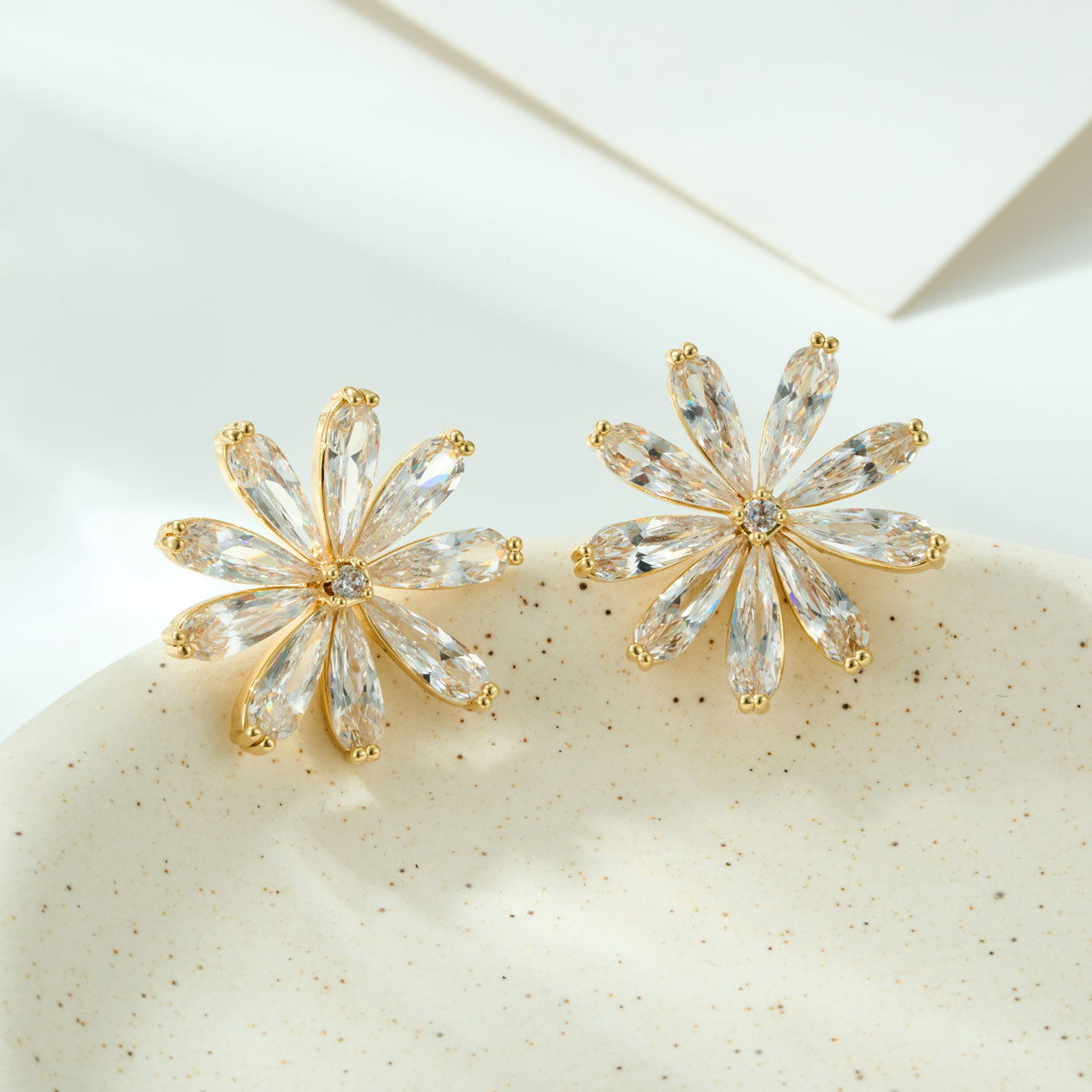 Freshly premium sense little daisy earpins aleación de cobre oro real chapado con circonitas S925 agujas de plata elegante y versátil orejeras