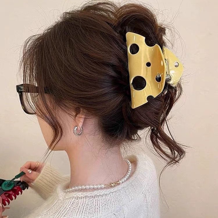 Cute girl cheese and cheese grab, triangular hollowed-out shark clip, broken hair at the back of the head, updo hair clip headwear