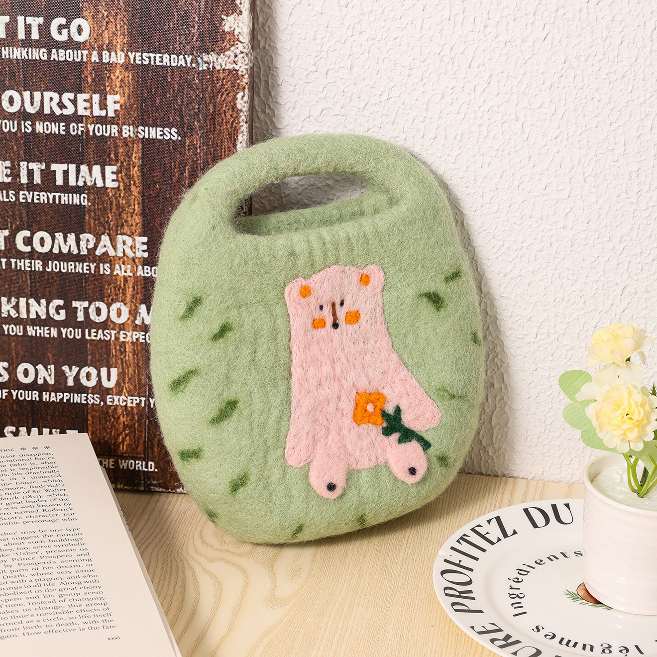 Heart-shaped handmade wool felt handbag, spring-themed three-dimensional heart garden, forest-themed artistic and fresh hand-held bag wholesale details Picture