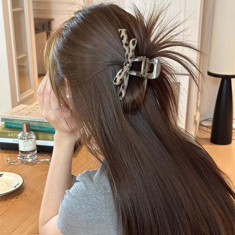Korean-style leopard print bow clip for women, semi-tied hair, shark clip, oversized hair clip, elegant headwear and hairpin Application Scenario