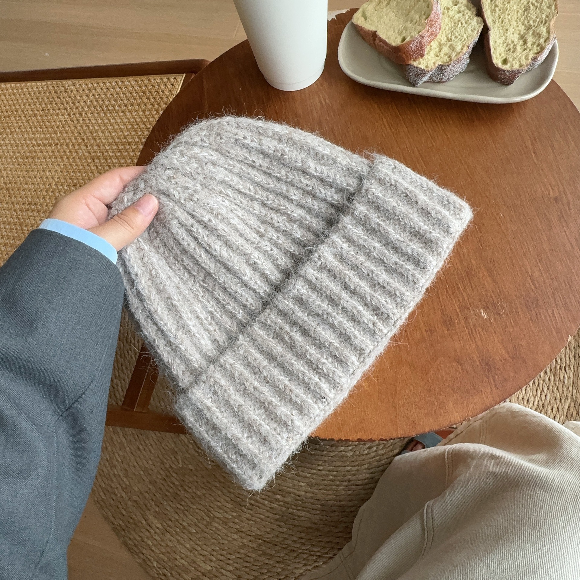 This basic Korean woolen hat is a versatile and face-enhancing small knitted hat for women in autumn and winter. It is in a solid color, thickened and warm cold hat Specification image