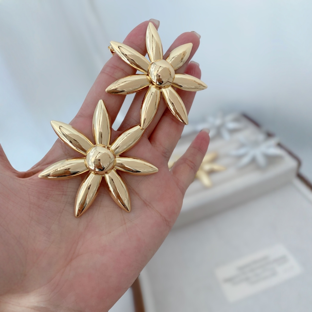 The new floral metal women's earrings from the 2024 popular series are versatile and fashionable for cross-border use in Europe and America Application Scenario