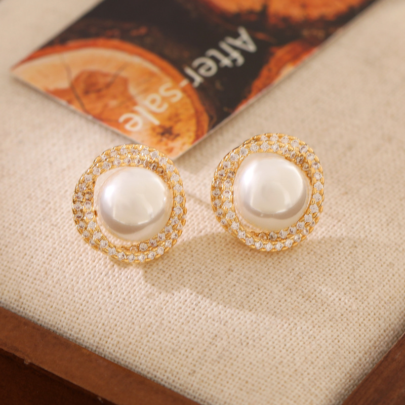 French retro pearl stud earrings with micro-inlaid zircon earrings, simple and cold style for women, small and exquisite stud earrings wholesale Application Scenario