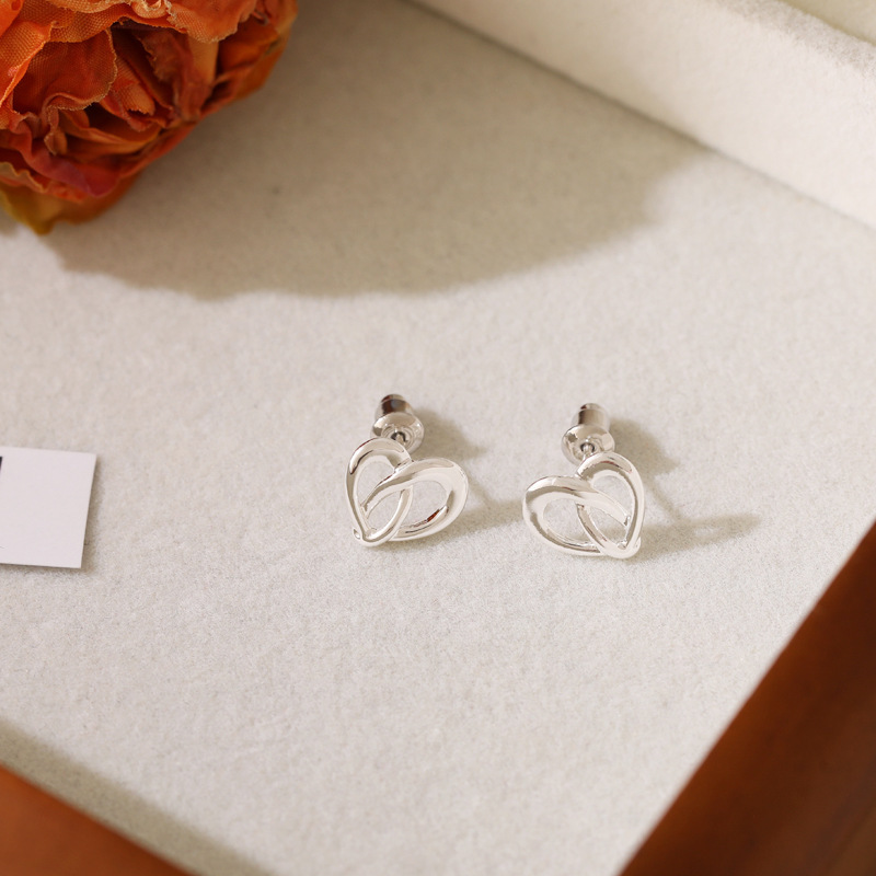 Twisted and small heart-shaped forest-themed ear studs, simple and elegant for women, versatile for commuting, cold style earrings, gentle and refined ear needles Specification image