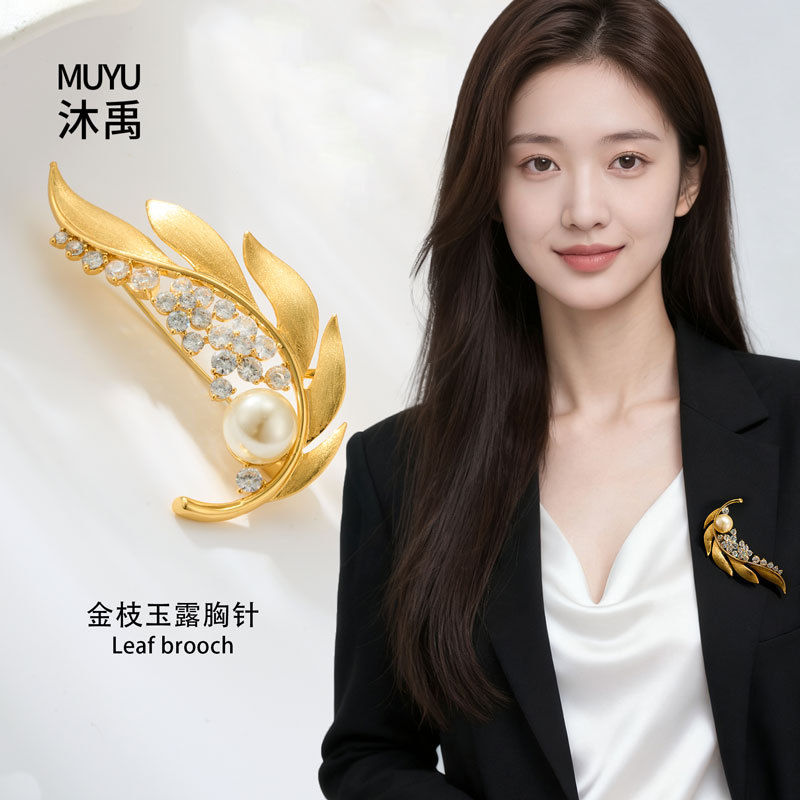 Original design, retro and high-end, gold brushed leaf brooch, copper alloy, real gold electroplated and zirconium-inlaid exquisite brooch details Picture