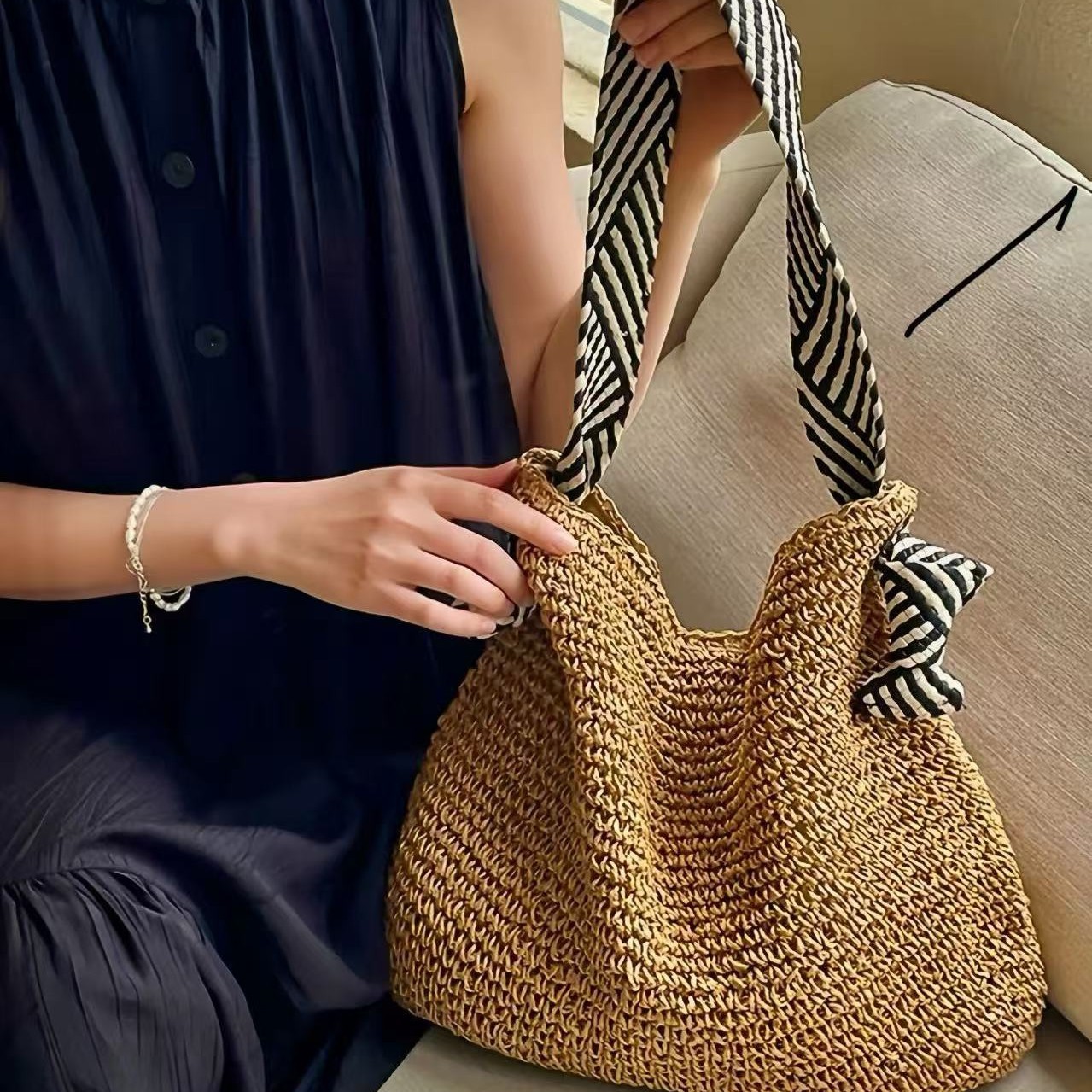 Cross-border straw weaving bag, niche straw weaving bag, women's summer versatile vacation weaving bag, lazy style single-shoulder commuting tote bag, large capacity vacation style tote single-shoulder bag, women's handmade straw weaving bag details Picture