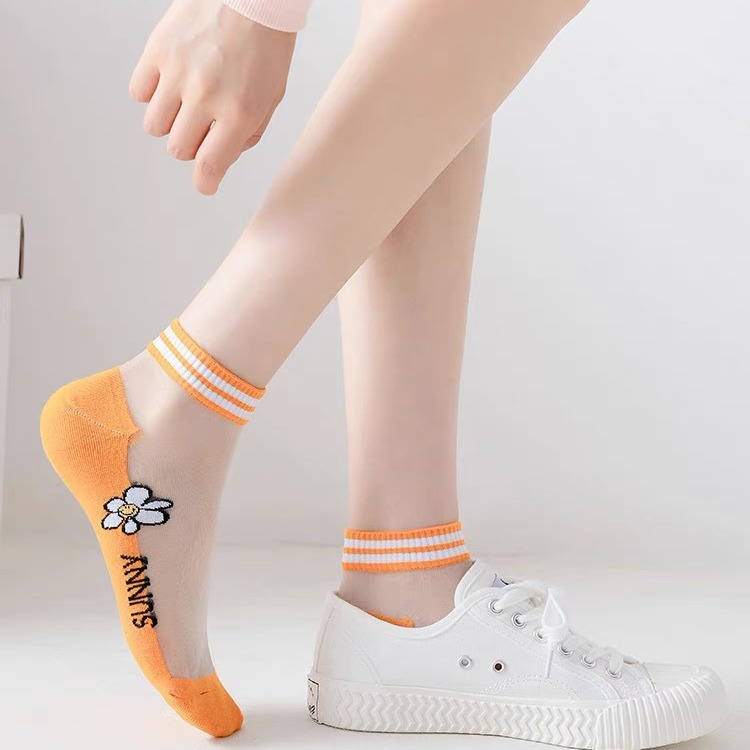 Women's socks, small Daisy summer thin all-cotton soled crystal socks, ins trendy spring and autumn transparent invisible short socks Application Scenario