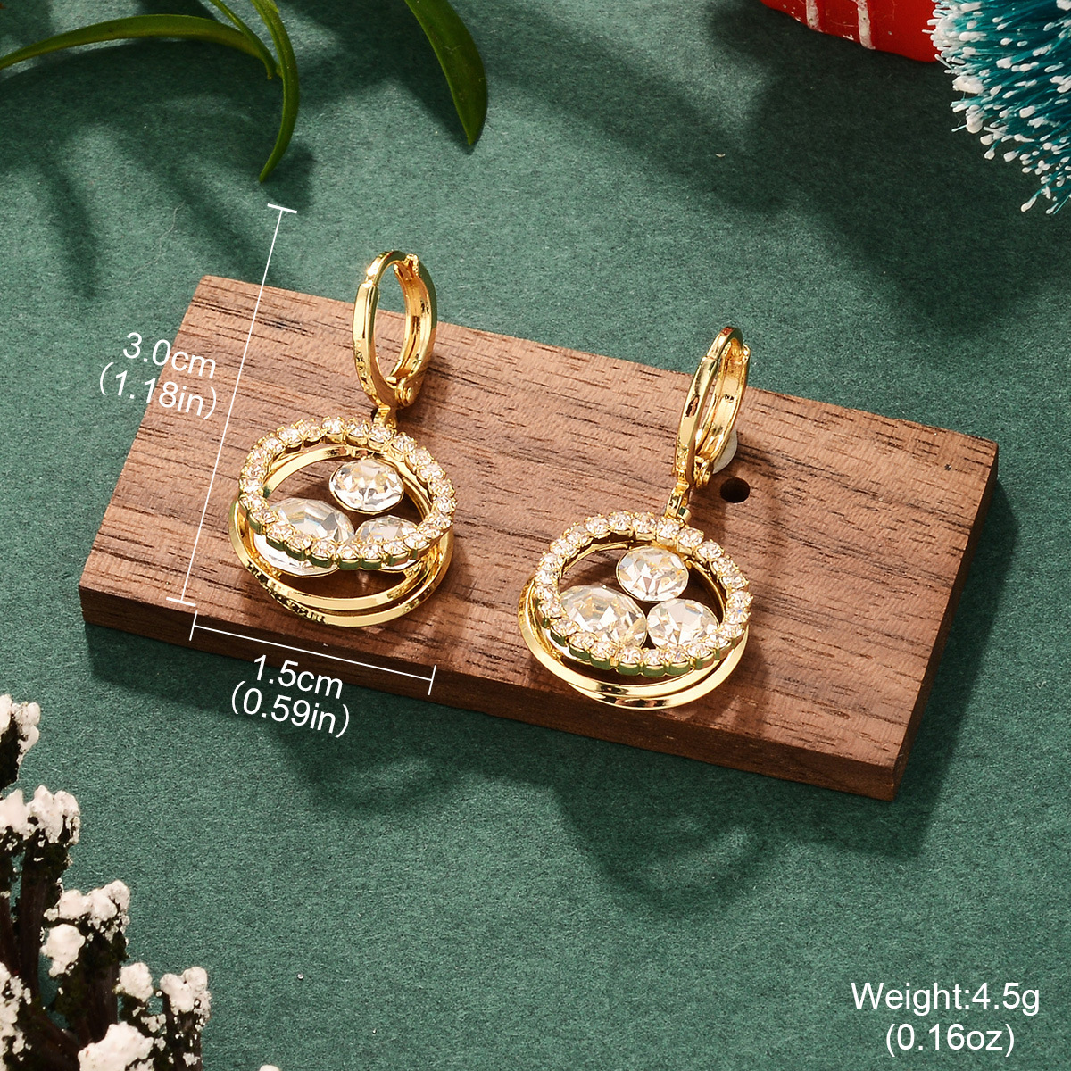 Christmas light luxury and unique heart-shaped tassel earrings, a new exquisite and Instagram-style fashion accessory for the autumn and winter of 2024 Application Scenario