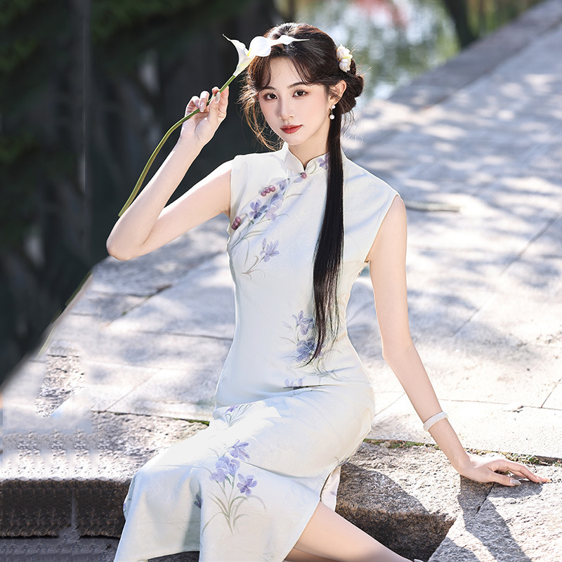 The new 2026 version of the classic white sleeveless Chinese-style long cheongsam with a traditional Chinese style has been improved for young people. It exudes a sense of high-end women and is retro for summer Application Scenario