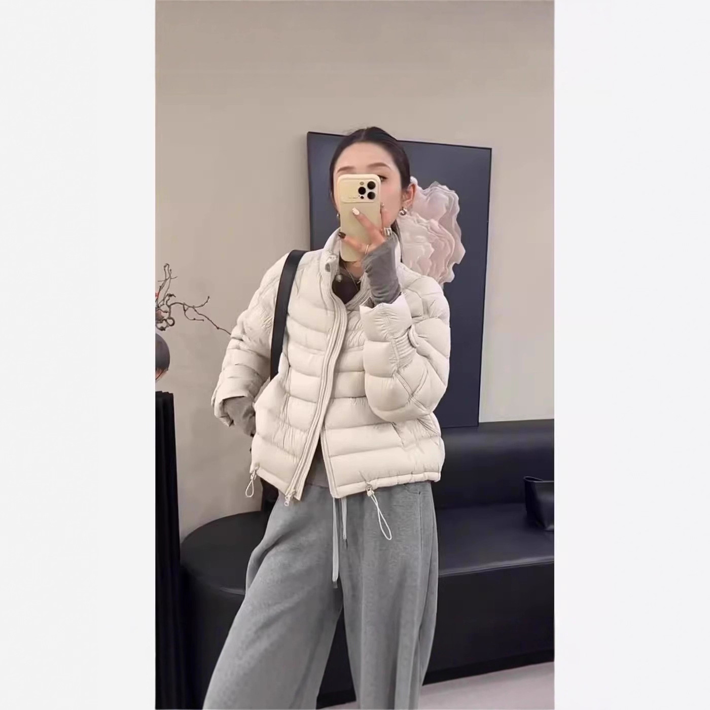 Invierno 2026 nuevo cuello de pie ligero y caliente costilla abajo chaqueta de mujer pequeña moda versátil slim abrigo corto