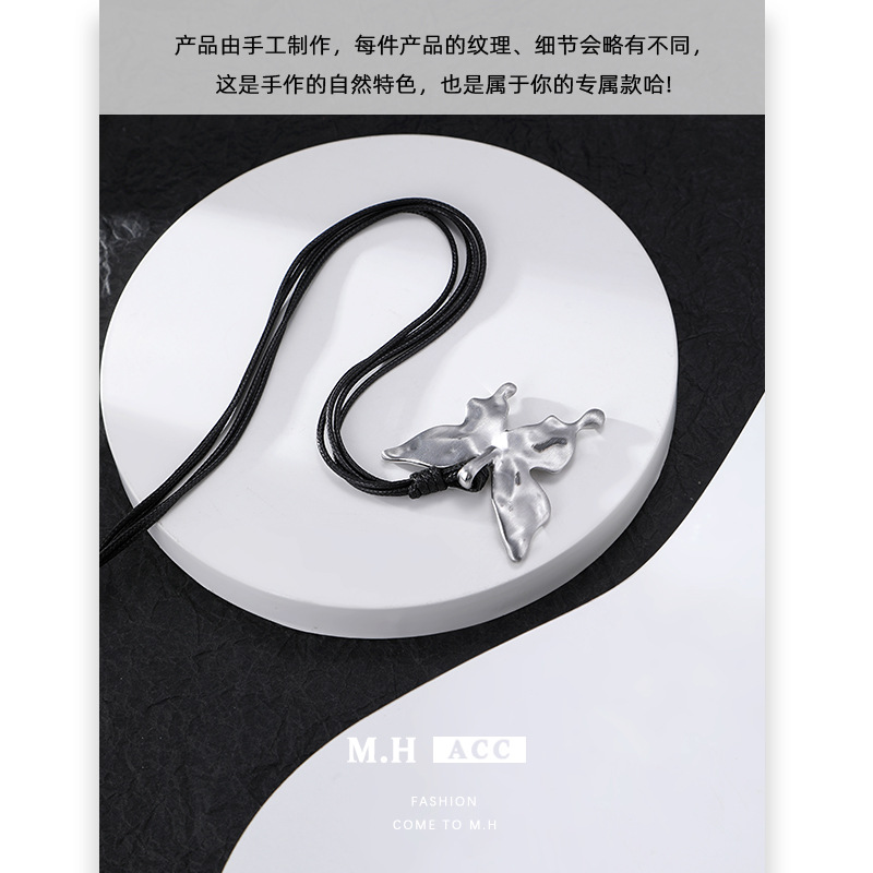 A cold and cool metal butterfly necklace, an original design for women, with a niche and cold style. It's a versatile pendant for daily commuting and a collarbone chain Application Scenario