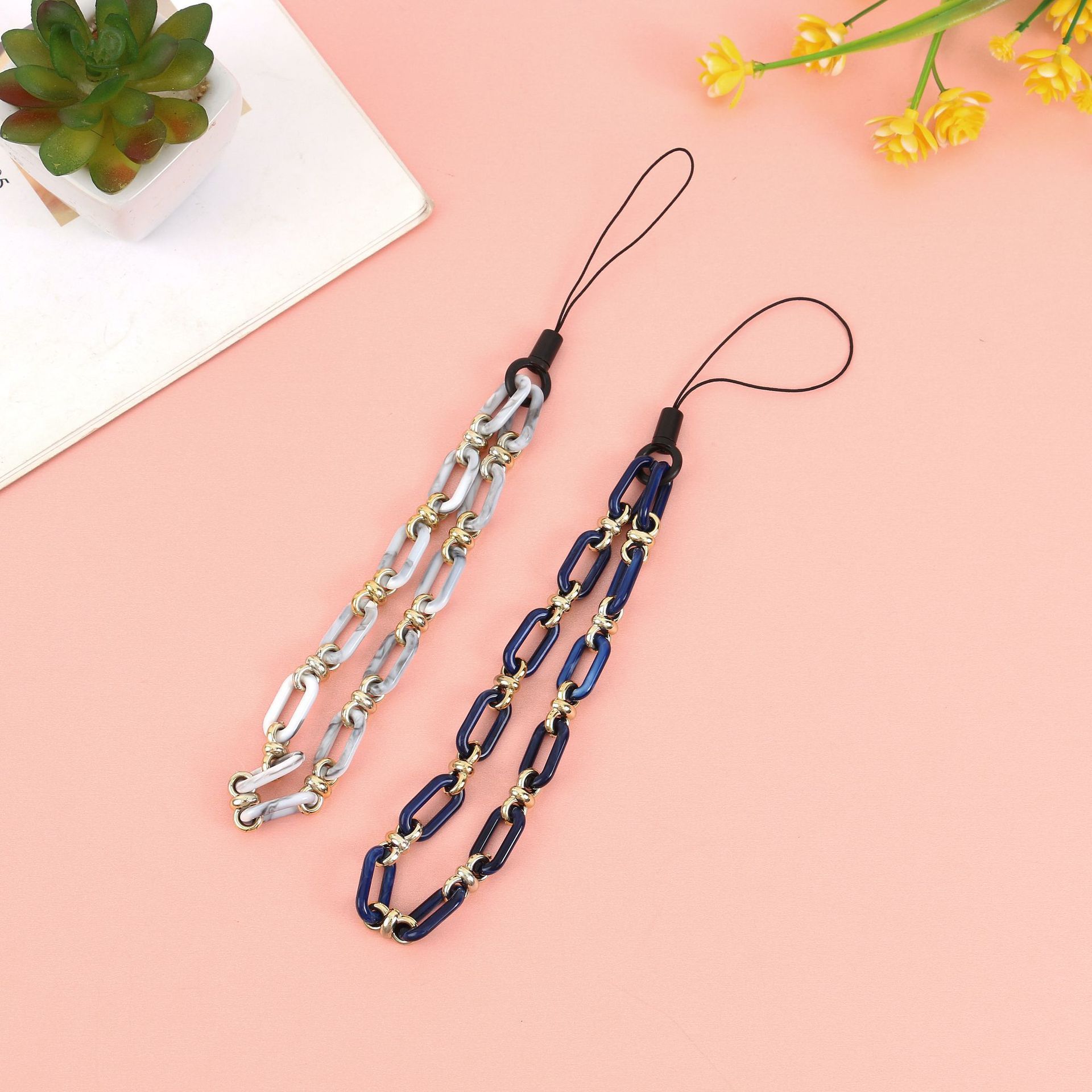 Cross-border new best-selling solid-color acrylic gold ring buckle mobile phone chain, creative mobile phone pendant, short mobile phone lanyard for women