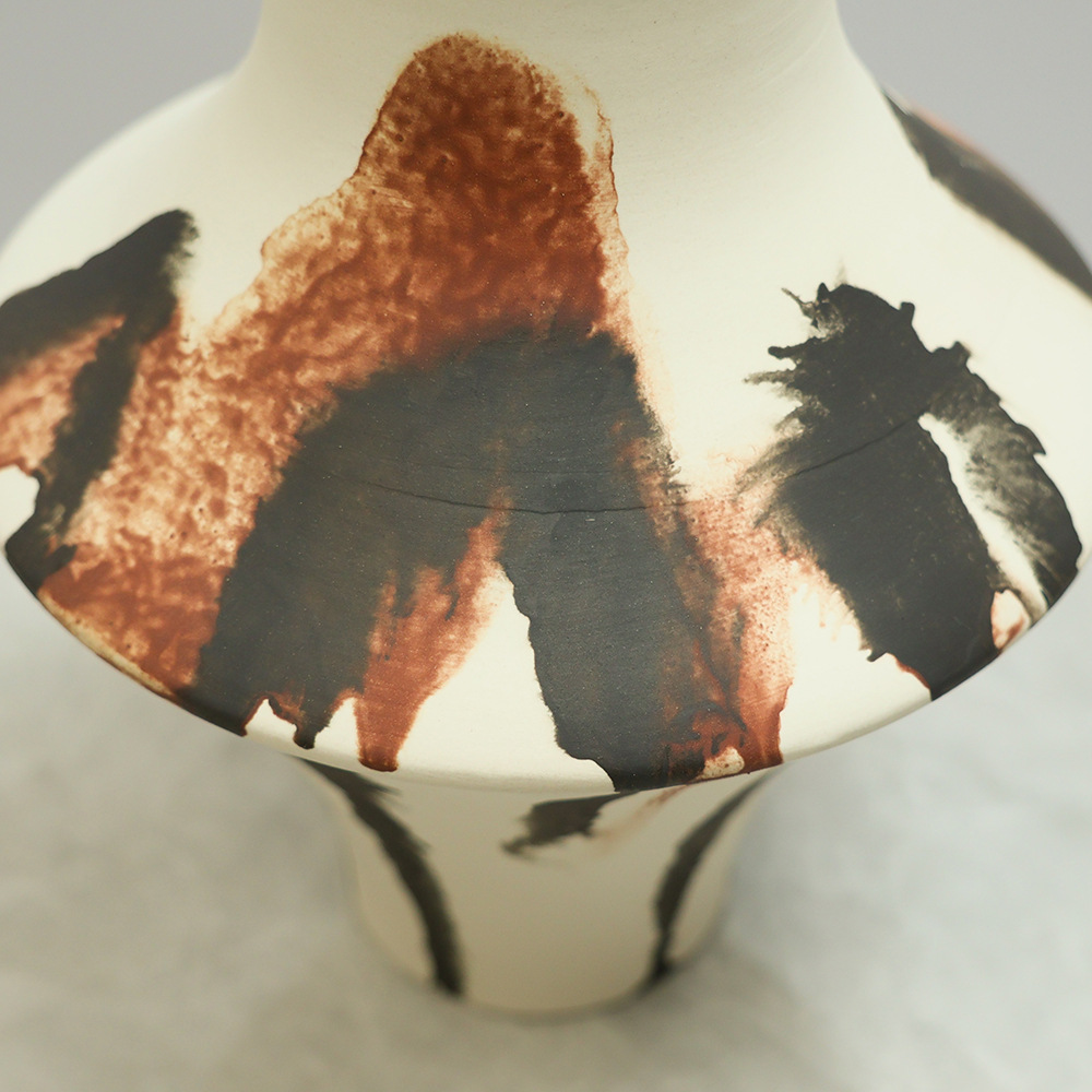 In 2025, designer soft furnishings are paired with ceramic vases, modern creative hand-painted color-blocked pattern decorative ornaments, and flower arrangements for homestays Specification image