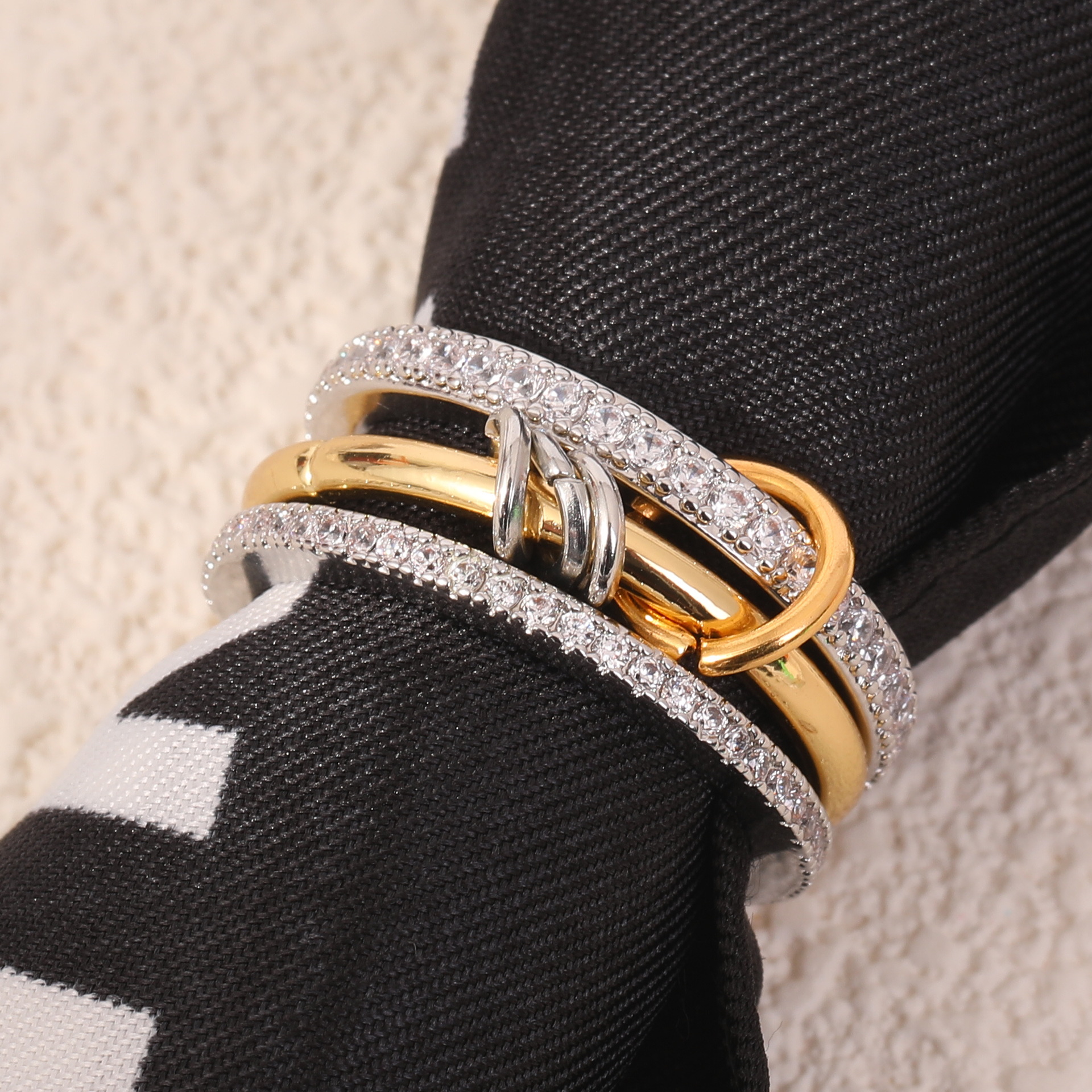 Wholesale of new cross-border color-blocking platinum ring interlocking three-in-one women's copper ring and gold and silver dual-color ring Application Scenario
