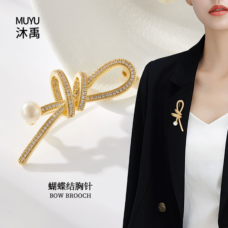A dazzling and elegant brooch adorned with zirconium ribbon knots, a versatile brooch for freshwater pearl clothing, a copper alloy brooch with zircon inlaid freshwater pearls, a best-selling accessory details Picture