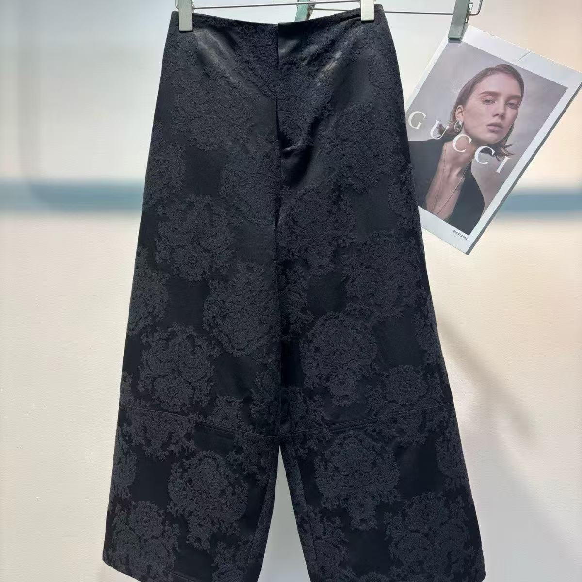 Autumn bestsellers: New Chinese-style embossed casual pants from Xiangyunsha, silk straight-leg pants, and retro nine-inch pants Application Scenario