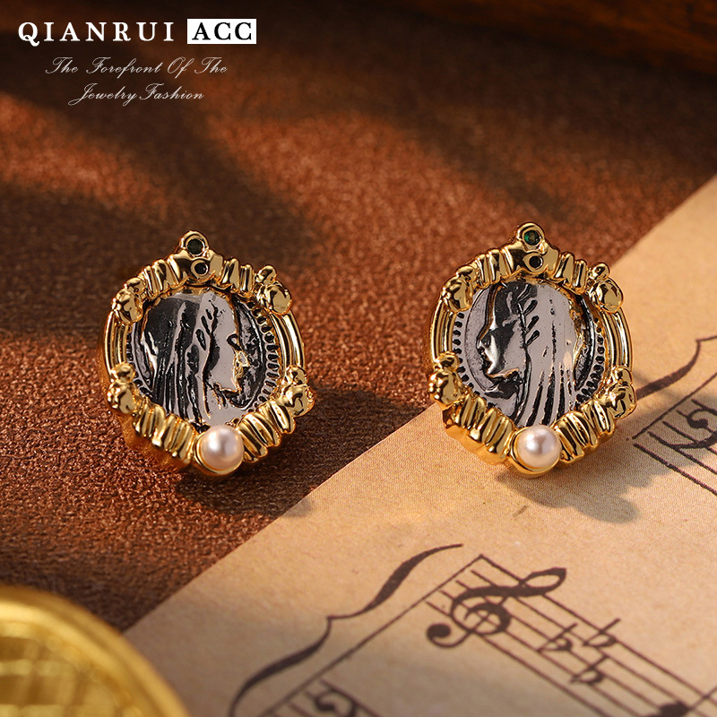 New original design European and American retro human head stud metal feel earrings, cold style earrings, French style details Picture