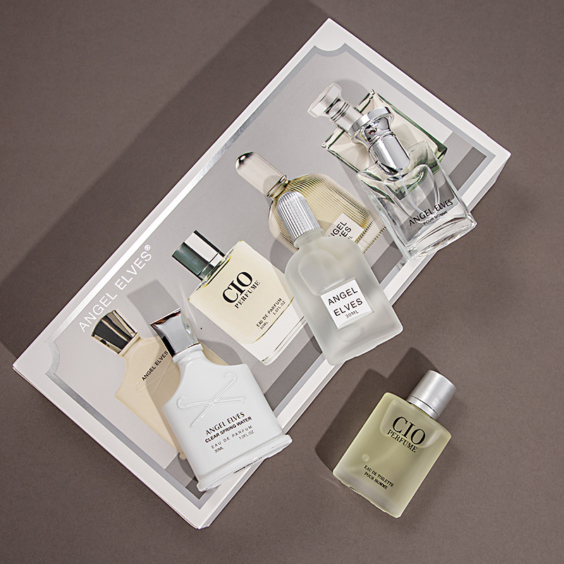 يرسل أنڠل إلڤيس عطر من اربعة قطع من العطور من العطور التي يستعملها الرجال المثاليون في الينابيع العشبية Specification image