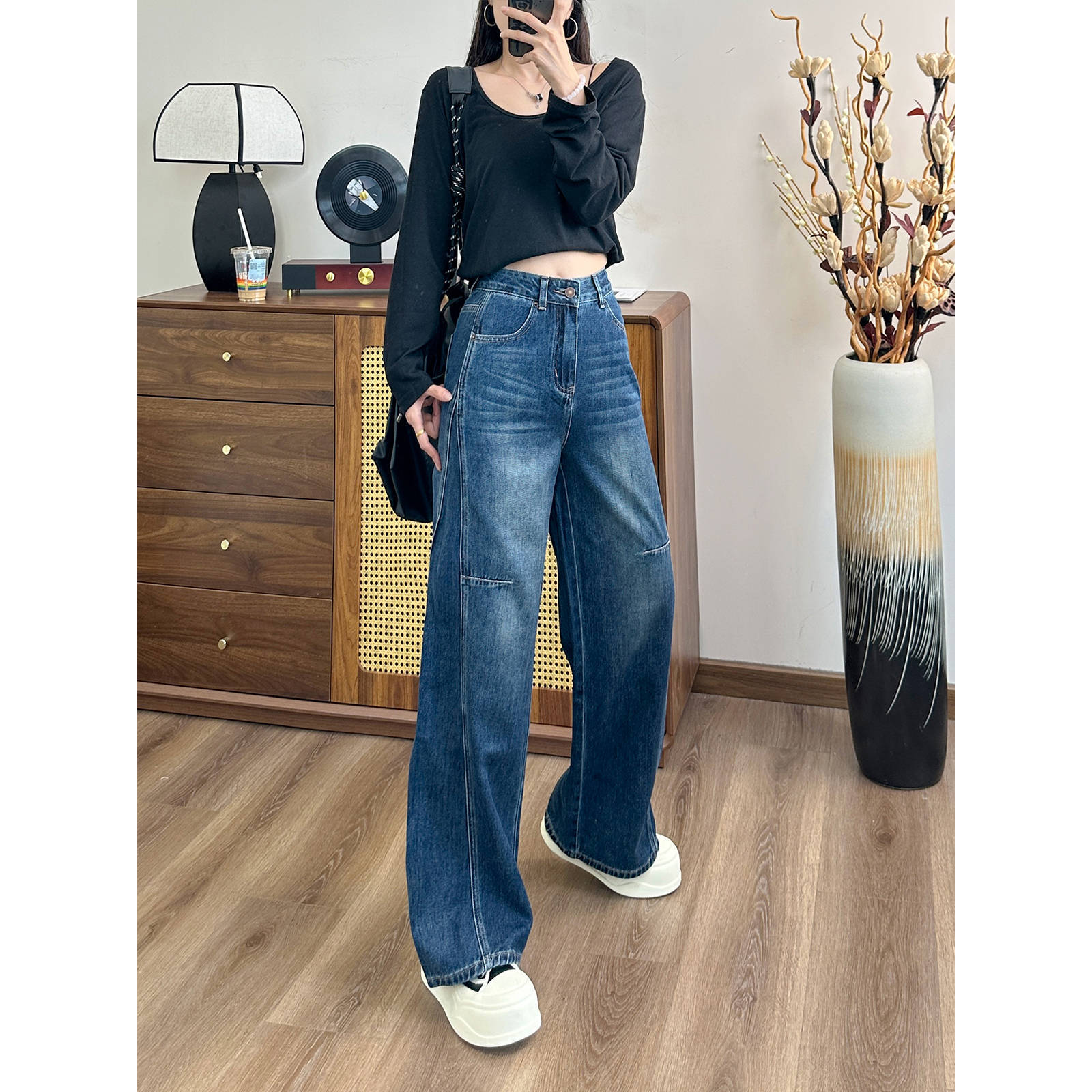 In the spring of 2011, we offer wholesale of women's jeans with a casual and simple design, featuring a retro washed wide-leg style Specification image