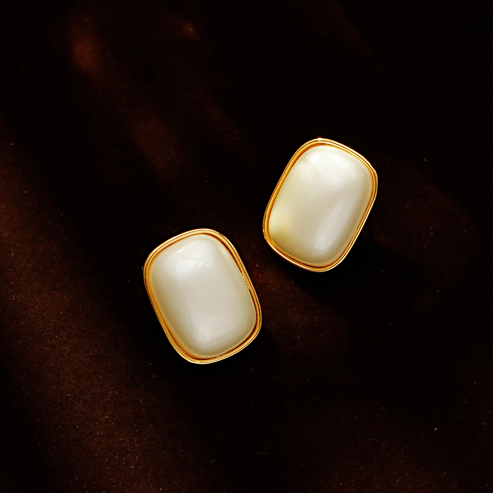 Hyacinth geometric square, simple and elegant, fashionable and versatile stud earrings, retro Hong Kong-style, niche design, steamed bun pearl earrings details Picture
