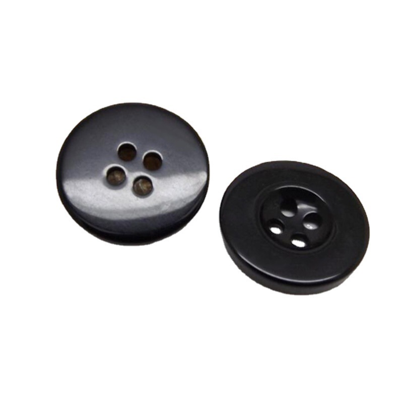 أزرار من أزرار من معطف أبيض بأربعة أعين Item Picture
