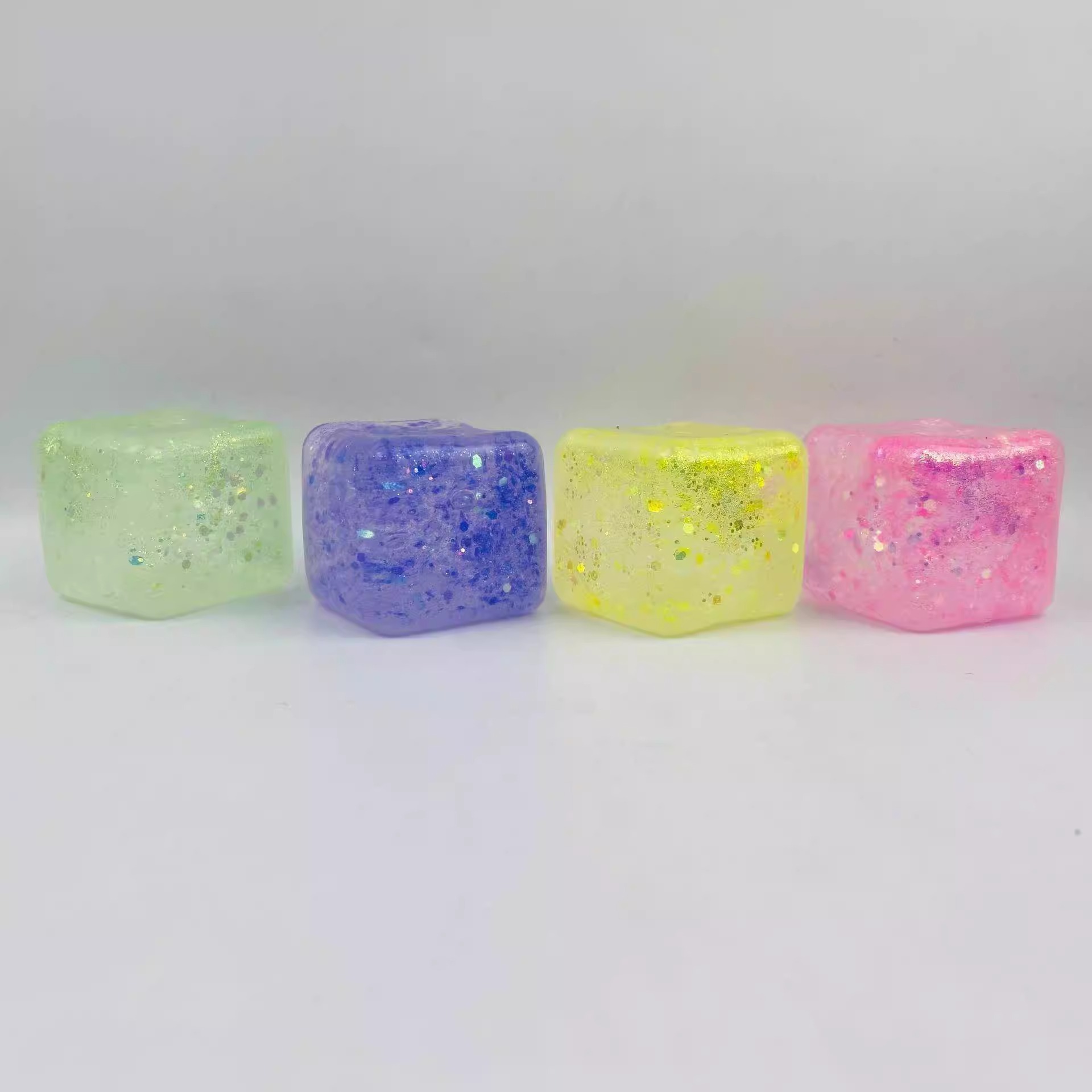 The new stress-relieving toy Water Cube, a popular online release tool, features simulated ice blocks and creative stress-relieving blocks for children Application Scenario