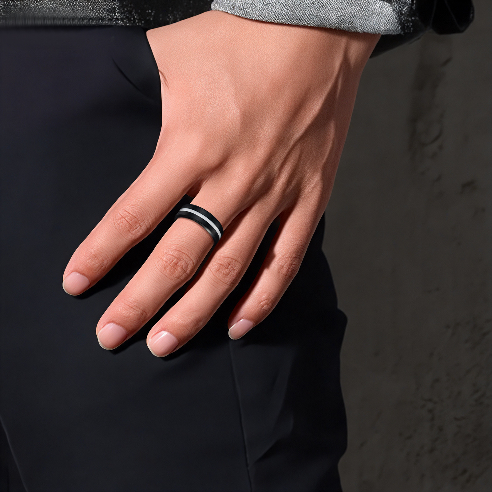Crossover hot sale 8MM ancho plateado arena negra superficie acero inoxidable goteo hombres anillo de moda simple accesorios de mano al por mayor Application Scenario