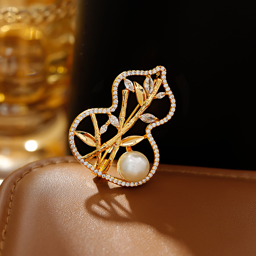 Hyacinth Chinese-style hollowed-out gourd, luxurious bamboo joint, high-end brooch, fashionable and light luxury, pearl coat, brooch and accessory Application Scenario