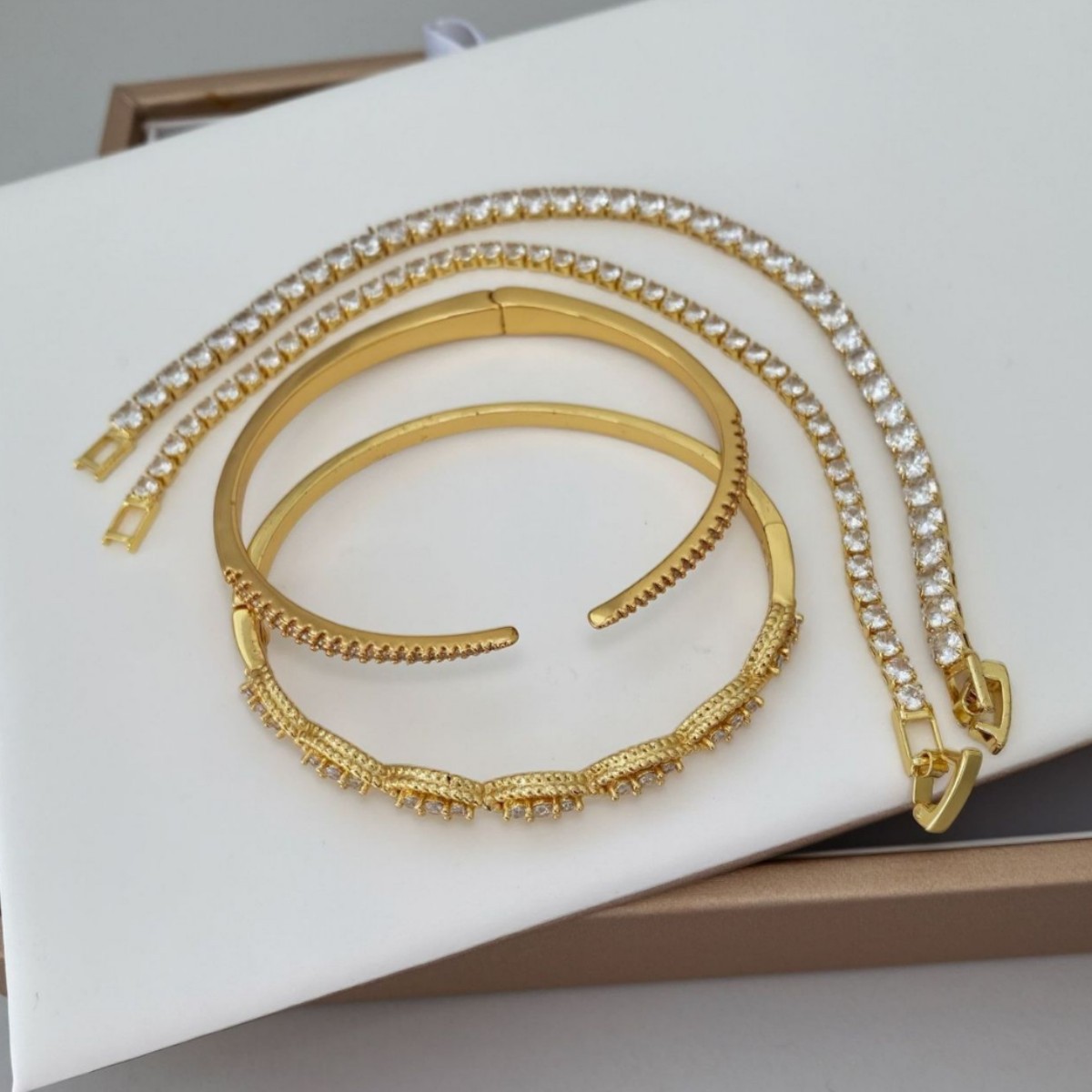 Wholesale of fashionable diamond zircon bracelets and bangles with a light luxury and high-end feel, versatile and simple Application Scenario