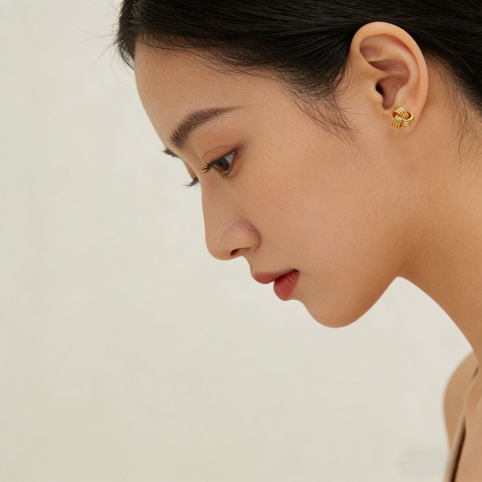 Hyacinth metal screw stud earrings are a niche design for women, featuring a fashionable and commuting style. They are simple, elegant and cool, and are popular earrings on the Internet details Picture