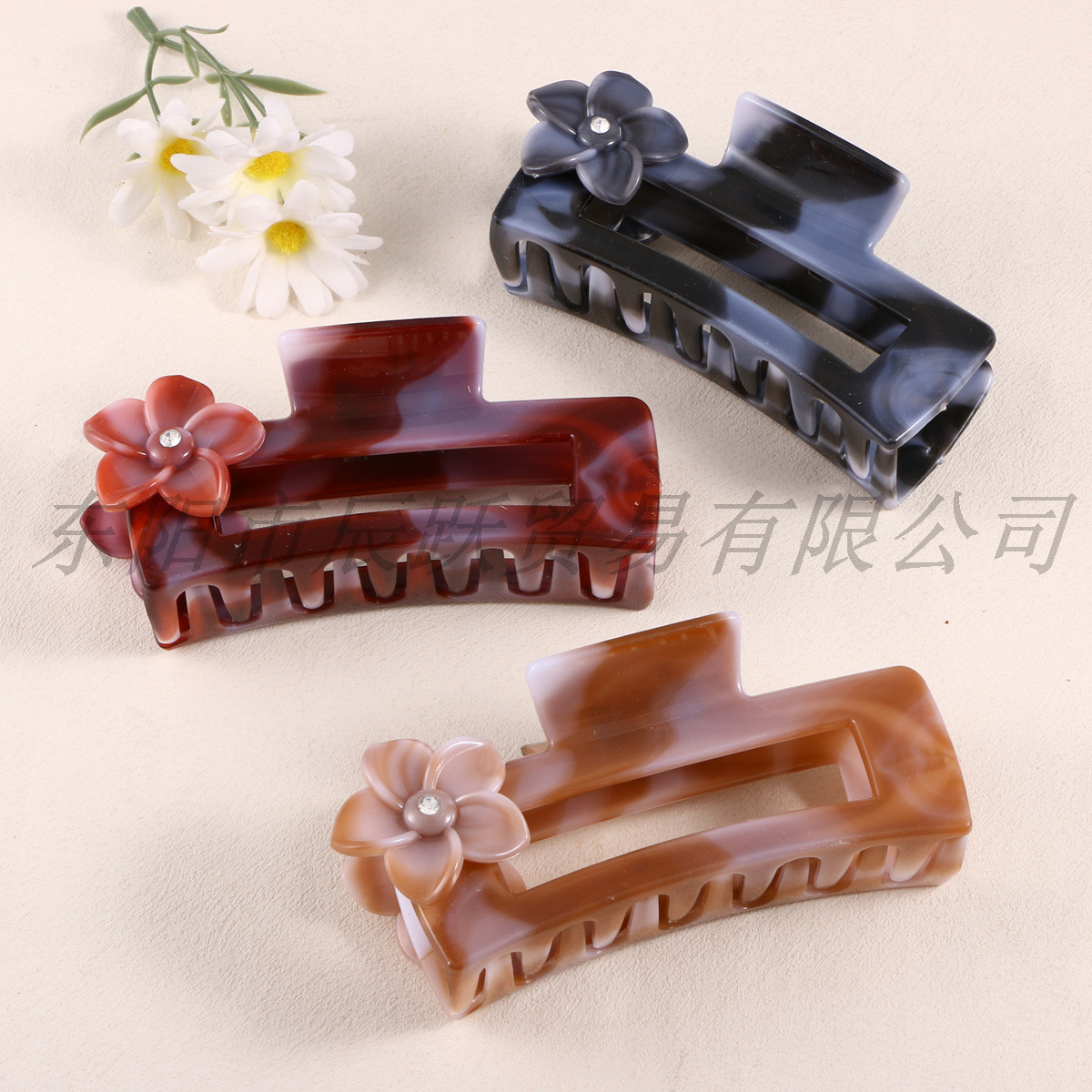 Flower dot diamond accessory, square clip, caramel-colored color-coated flower square clip, high-end look, back of the head updo hair accessory, women's headwear Application Scenario