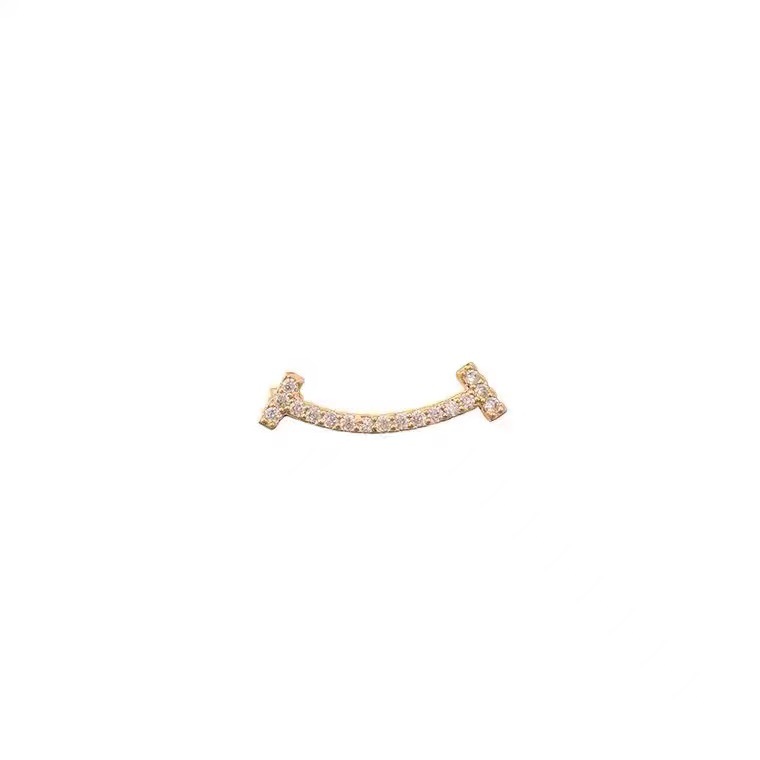اما عنق القميص الجميل ذو الوجه المبتسم فيُضبط من الضوء على دبوس صغير مقاس V Item Picture