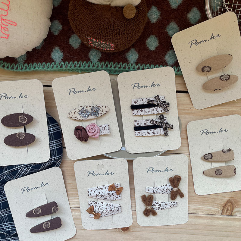 New Korean-style coffee-colored fabric hair clips, handcrafted children's autumn and winter retro side wavy bangs and duck clips hair accessories Specification image
