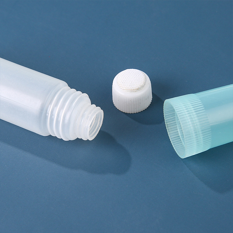 Light blue bottle cap transparent liquid spray dispensed bottle perfume empty bottle portable carrying set Application Scenario
