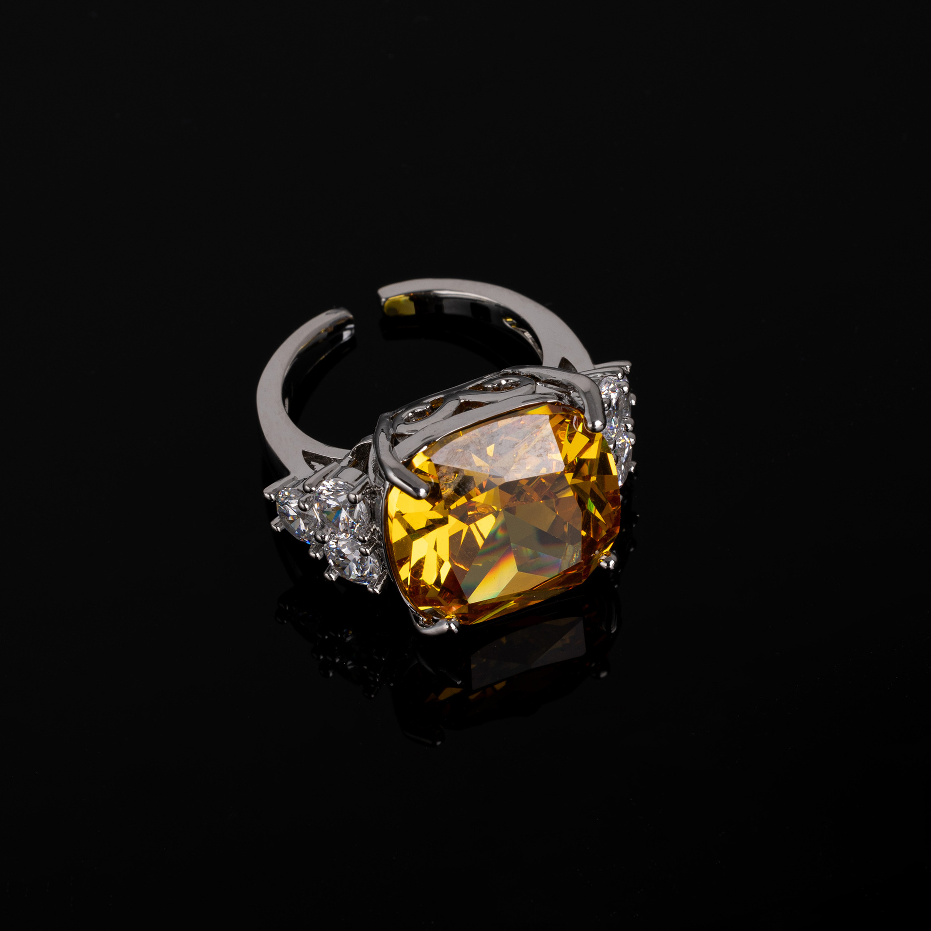 Xiaoyin venta caliente caibao flor de hielo corte pequeño cubo de azúcar anillo super flash zirconia plateado anillo de oro real en vivo una pieza de reemplazo de cabello LYJZ9048 getisa joyería de moda joyería de banquete vestido accesorios para mujeres Application Scenario