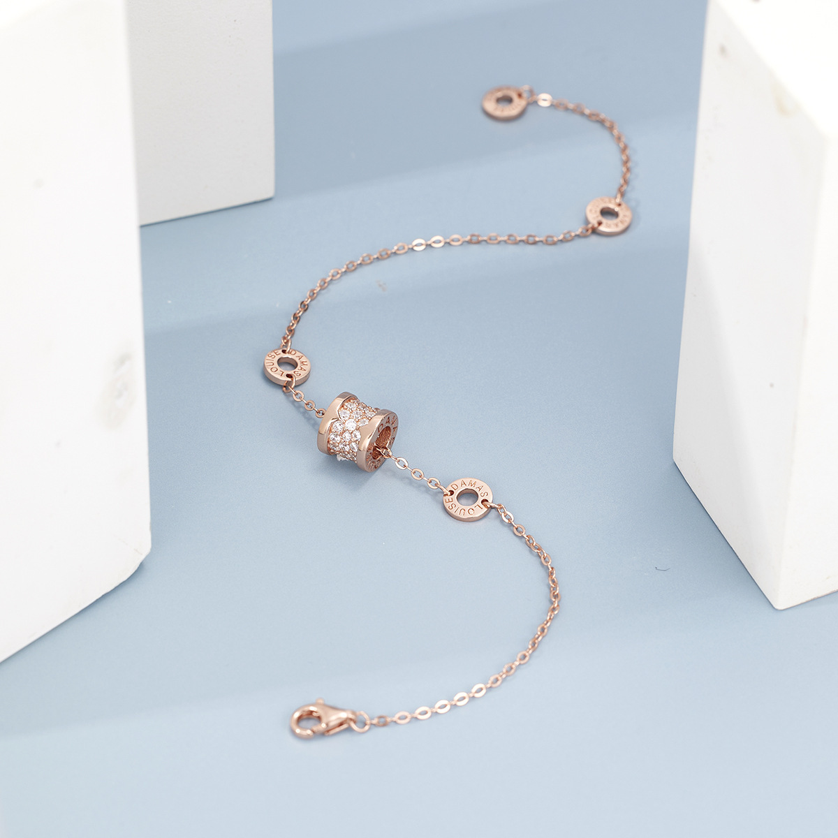 This classic, fashionable and simple waist bracelet features a niche, light luxury style and a high-end design for girls details Picture
