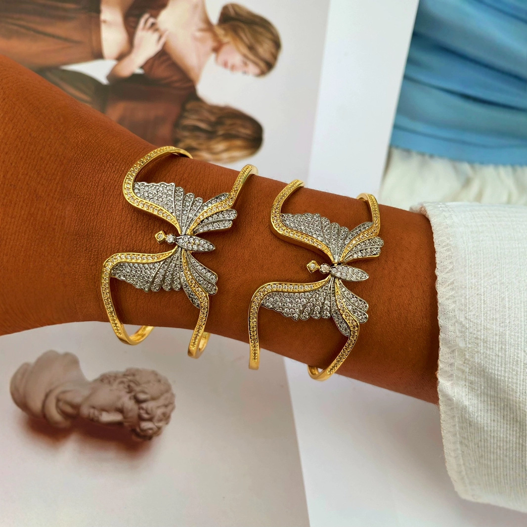 The new cross-border accessories from Europe and America are elegant and exaggerated. The butterfly two-color electroplated ring bracelet set is unique full figure