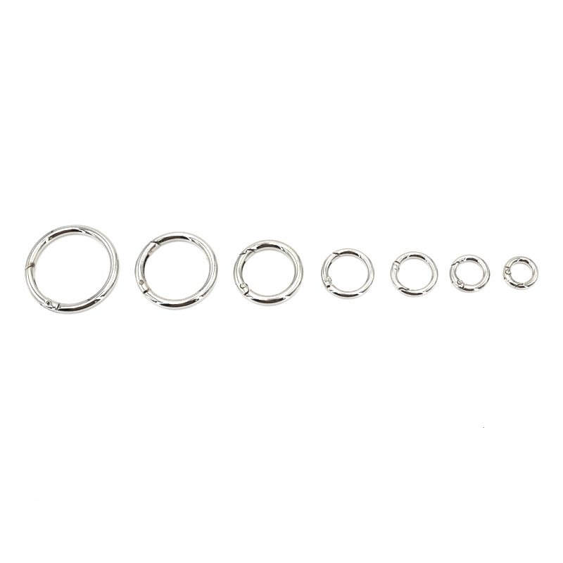 The manufacturer hung metal-plated circular buckle, open circular ring buckle, key accessory buckle, light gold zinc alloy spring ring Application Scenario
