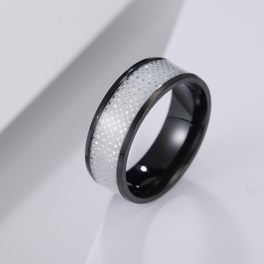 Half-price clearance, factory direct sales, 8MM wide contrasting color men's titanium steel ring, spotted fashion jewelry wholesale Specification image