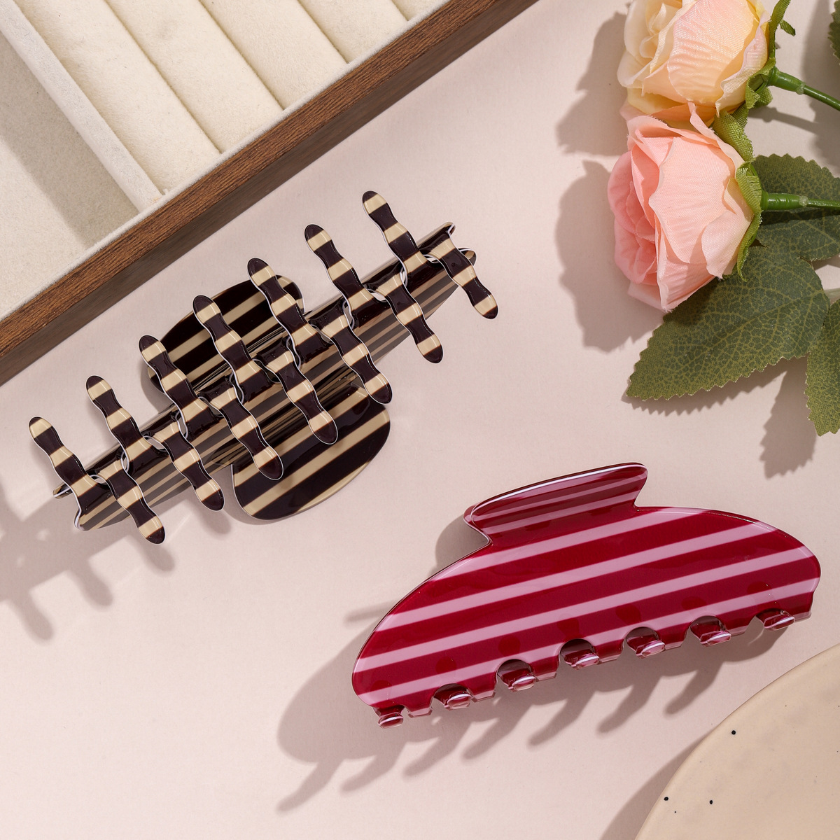 Korean-style fashionable and simple striped hair clips, sweet and girlish style, large shark clip, updo, grab clip, thick hair accessory details Picture