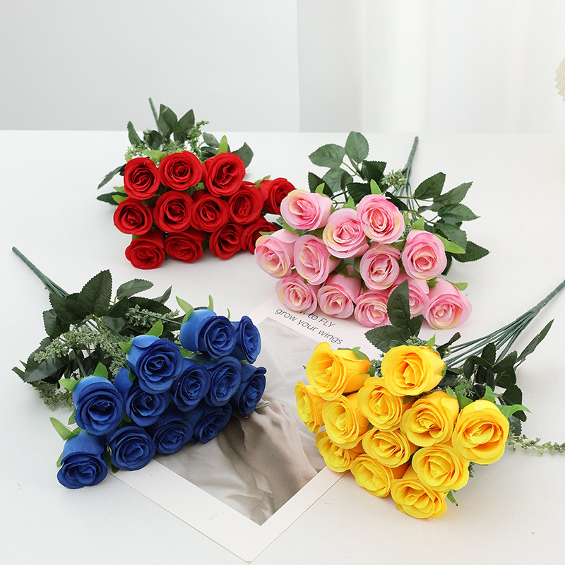 A simulation of 12 lovers' roses, a bride's bouquet, artificial flowers, and decorations for the wedding hall, along with a large bouquet of roses Application Scenario
