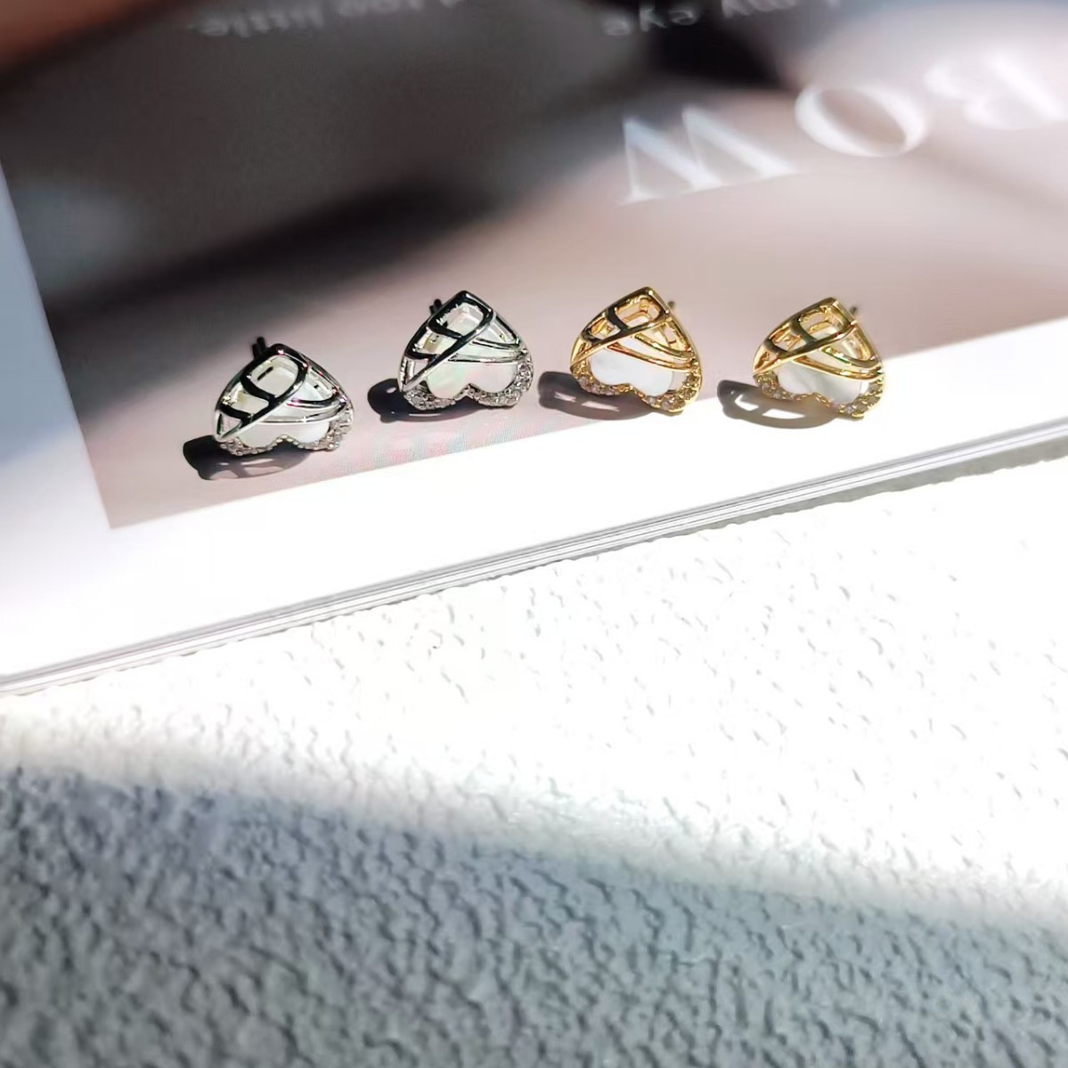 The high-end heart-shaped stud earrings are versatile, exuding a light luxury and simple style. The new whitening and cold style earrings are exquisite and simple full figure